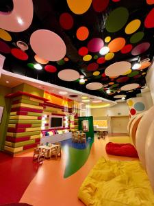 ein Kinderzimmer mit einem Zimmer mit farbenfrohen Wänden und Decken in der Unterkunft Fairmont Marina Residences Apartment in Abu Dhabi