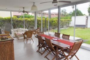 a dining room with a table and chairs at Casa Gardenia Federación ER in Federación