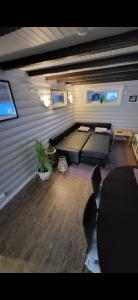 een kamer met een bed en een tafel en stoelen bij Fin leilighet i stille og rolig område med gratis privat parkering! in Stavanger