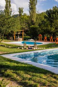 una piscina en un patio con árboles en Aguada Escondida en San Marcos Sierras