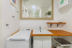 Η κουζίνα ή μικρή κουζίνα στο Cozy beach studio retreat near Lisbon with Sea View +21 φωτογραφίες