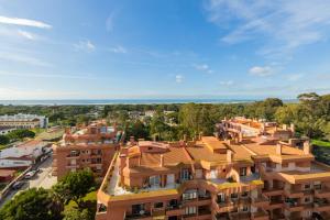 une vue aérienne sur un bâtiment dans l'établissement Cozy beach studio retreat near Lisbon with Sea View, à Almada