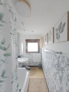 a bathroom with a tub and a sink at HappyBNB Apartment mit sonniger Terrasse in Löchgau
