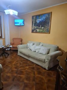 a living room with a couch and a tv at Impronta di Gaia in Foiano della Chiana