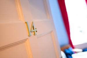 a door with the number forty hanging on it at Queen Charlotte Guesthouse in Edinburgh