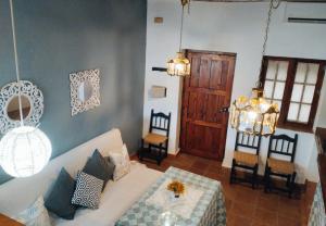 - un salon avec un canapé blanc et une table dans l'établissement Casita de la Alegría, à La Puerta de Segura