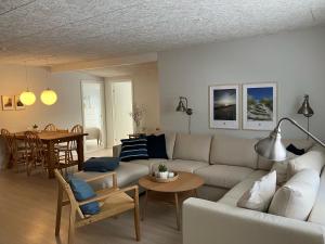 sala de estar con sofá y mesa en GuestHouse Læsø, en Vesterø Havn