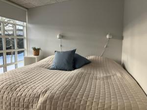 En eller flere senge i et værelse på GuestHouse Læsø