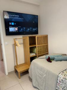 Habitación con cama y TV en la pared. en DREAM LAGUNA, en La Laguna