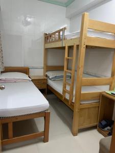 Rúm í herbergi á Johnson Hostel