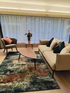 un soggiorno con divano e tavolino da caffè di Bright & Cozy Appartment in Brussels a Bruxelles