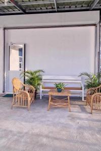 - un ensemble de chaises et d'une table sur une terrasse dans l'établissement Ina Rose Apartment and Transient, 