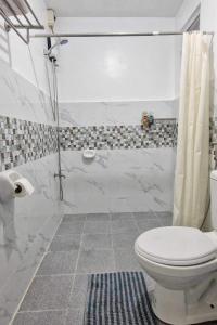 Ένα μπάνιο στο Ina Rose Apartment and Transient +4 φωτογραφίες