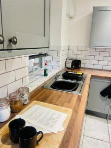 A kitchen or kitchenette at Ground floor entire costal apartment in Watchet.