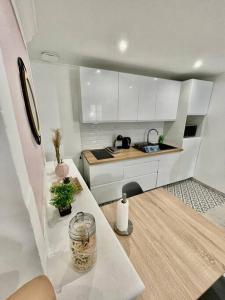 A cozinha ou cozinha compacta de Joli studio Cozy tout équipé Hyper Centre Saintes