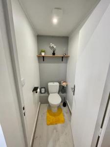 Ένα μπάνιο στο Joli studio Cozy tout équipé Hyper Centre Saintes