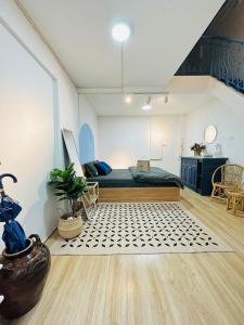 sypialnia z łóżkiem i kuchnia w pokoju w obiekcie RARE 200m2 4BR Private house @ Hoan Kiem 13pax w mieście Hanoi