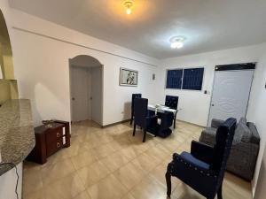 sala de estar con mesa y sillas en Apartamento pisó 1 parqueo, piscina, terraza y más en Azua de Compostela