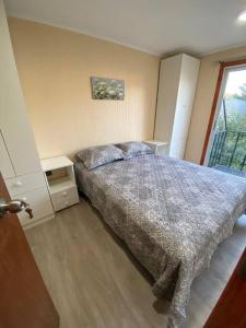 a bedroom with a bed and a window at Arriendo de cabaña centro osorno in Osorno