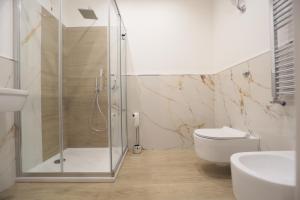 a bathroom with a shower and a toilet and a sink at B&B Nonna Maria in Pompei