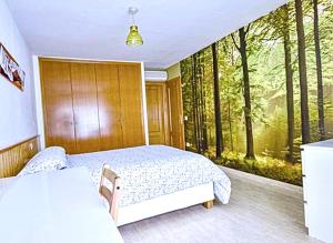 1 dormitorio con 2 camas y una gran ventana con árboles en Apartamento en el Edificio Barlovento, situado en el centro de Alcossebre, a 200m del mar, en Alcossebre