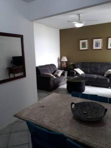 sala de estar con mesa y sofá en Apartamento na Avenida Atlântica, en Balneário Camboriú