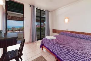 1 dormitorio con cama y vistas al océano en Hotel San Juan, en Puerto Escondido