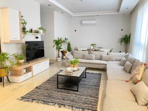 sala de estar con sofá y TV en الرياض البوليفارد شقق عبيه Vip الفاخره en Riad