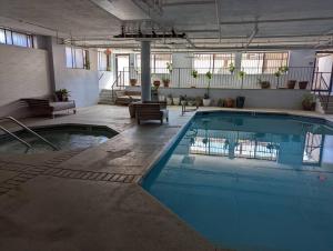 ein großer Pool in einem Bürogebäude in der Unterkunft Spacious 2 bedrooms. Prime Location (entire place) in Los Angeles