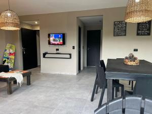 TV a/nebo společenská místnost v ubytování OCEANO a dos cuadras de la playa