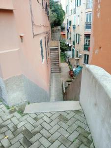 eine Treppe, die zu einem Gebäude führt in der Unterkunft Appartamento San Rocchino 37 - Affitti Brevi Italia in Genua