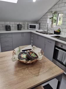 una cocina con una cesta de comida en una mesa en Sunrise Bay - Modern Flat with stunning views, en Seixal