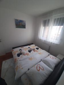 - une petite chambre avec un lit et une couette dans l'établissement Oaza 2, à Banja Luka