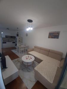- un salon avec un canapé et une table dans l'établissement Oaza 2, à Banja Luka