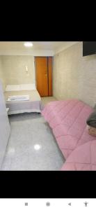 巴里La casetta Diele的一间卧室配有一张大床和粉红色的地毯。