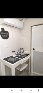 巴里La casetta Diele的客房内的厨房配有炉灶