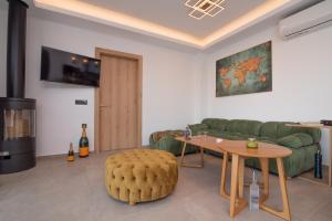 Khu vực ghế ngồi tại Niki Cretan Villas
