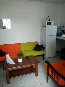 sala de estar con sofá y mesa en Un T2 climatisé, une nuit, en Kourou