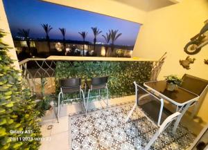 - Balcón con sillas y mesa en el balcón en Sea View Suites - דירות נופש עם מקלט, en Cesarea