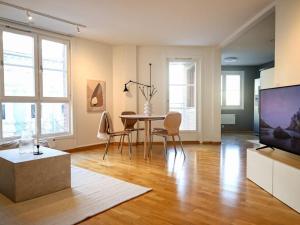 Live in a stylish home in the center of Oslo في أوسلو: غرفة معيشة مع طاولة وتلفزيون