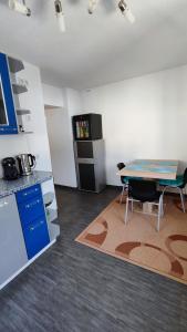 a kitchen and dining room with a table and chairs at Terrassenwohnung Heidenheim an der Brenz in Heidenheim