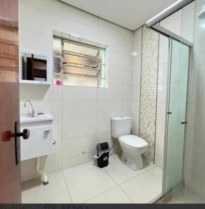 a bathroom with a toilet and a sink at Apartamento em Passo Fundo in Passo Fundo