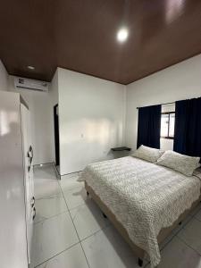 a bedroom with a bed and a window at Apartamento Rodriguez in Quepos