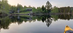 een kajak voor een huis aan een meer bij Gauvik - Lyngdal in Lyngdal