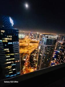 widok na panoramę miasta w nocy w obiekcie Master Sea view Room Attached Washroom w Dubaju