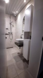 Koupelna v ubytování Brand NEW Stylish apartment on perfect location