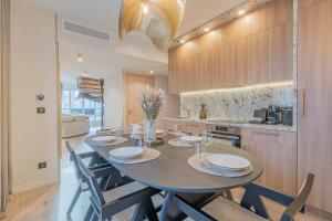 une salle à manger avec une table et des chaises dans une cuisine dans l'établissement Yuna Porte-Maillot - ApartHotel, à Paris