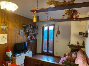 a living room with a couch and a television at casa Margherita in Massimeno