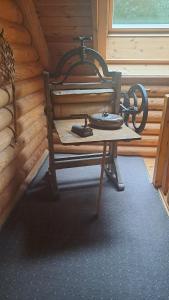 eine Holzbank in einem Zimmer mit einem Tisch in der Unterkunft Holzhaus am See in Zernsdorf