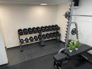 un gimnasio con un estante de pesas en Im Tal 2 Apartment Haus, en Bergheim